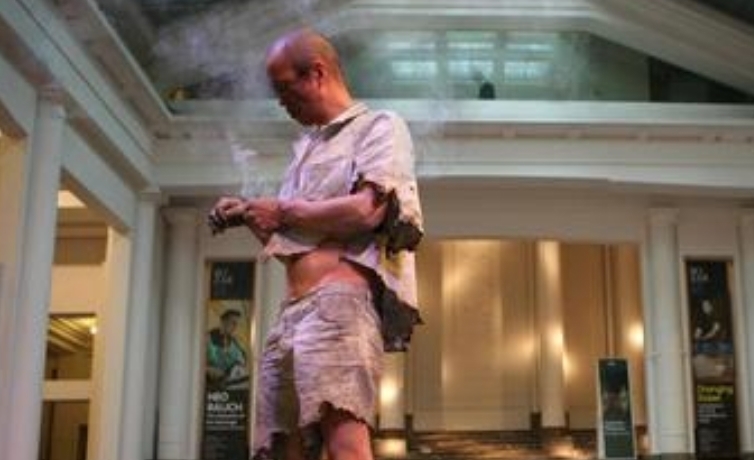 肋骨!他为艺术献身,取出一根肋骨做成项链,给最爱的5个女人戴上