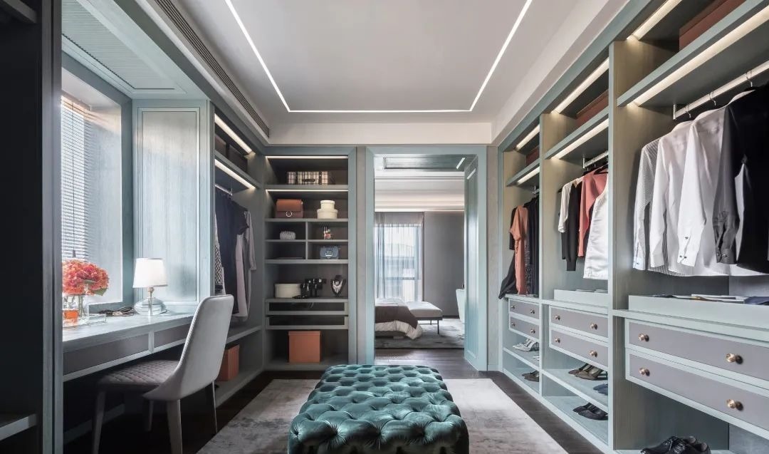 布置|900㎡现代轻奢,蓝绿色墙面+端庄软装,诗意档次!豪宅有人看吗?