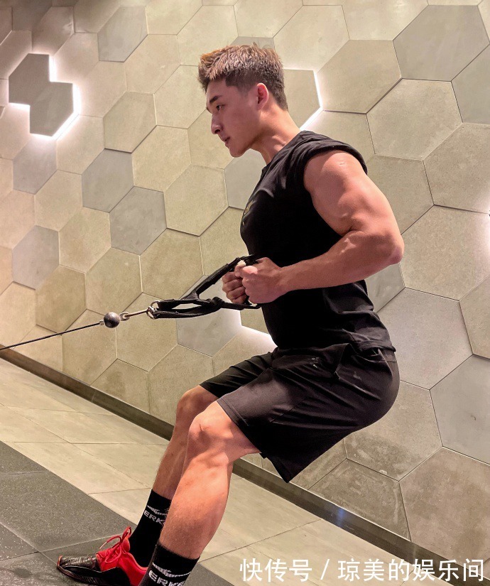 肌肉|成都体育学院肌肉学霸,看这人鱼线公狗腰,就知道耐力十足!