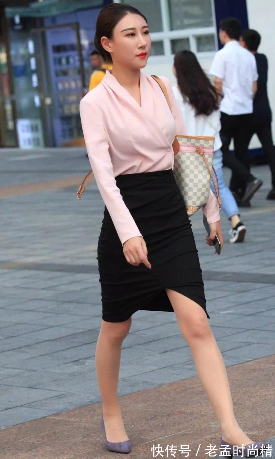 包臀裙|街拍: 穿黑色紧身包臀裙的性感美妇, 眉清目秀身段好颜值高有气质