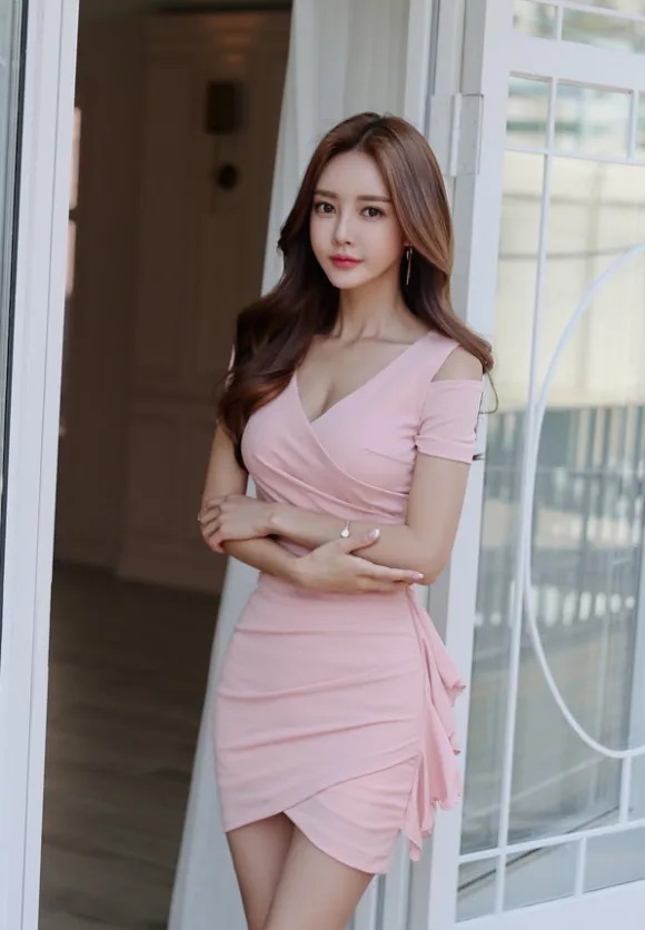 孙允珠,玫花礼赞幽美清甜露肩包臀裙