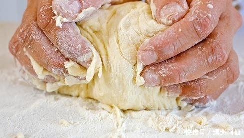 老酵面发|发面时,只放酵母就大错特错,多加此2样,蒸出来馒头又香又暄软