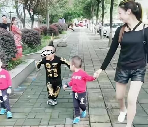 路人|“袖珍丈夫”走红,一家人出行路人纷纷目视,路人问都是你生的?