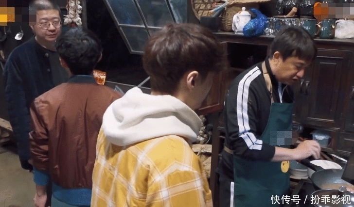 何老师|张艺兴做错菜自责,师父黄磊察觉他的情绪,随后做法暖到心里了!