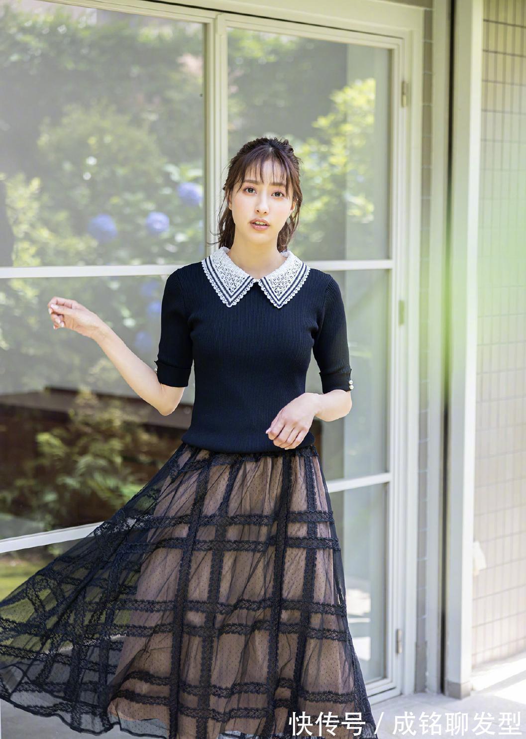 夏日|女人不管多大年纪，穿“半身裙”多配这几类上衣，温柔端庄有气质