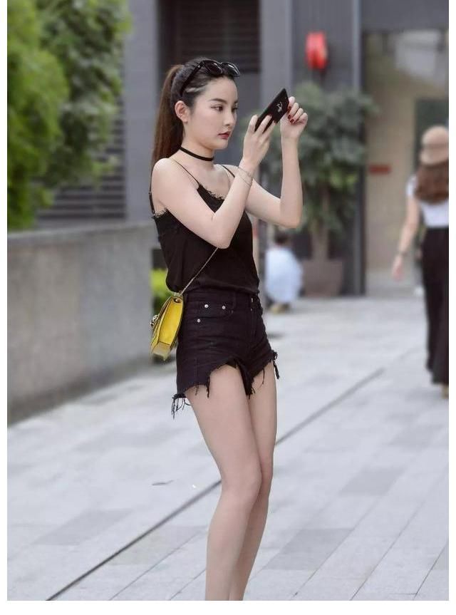 高跟凉鞋|美女一双一字带的黑色高跟凉鞋，气质时尚，又带着魅力