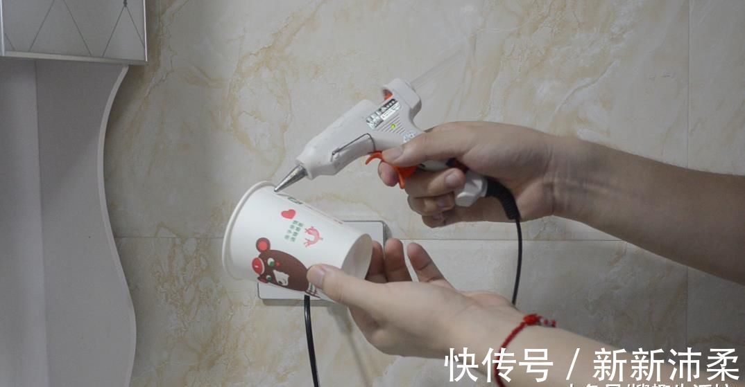 用处|一次性纸杯别扔了, 剪几刀, 粘在卫生间里有大用处, 人人见了都夸好