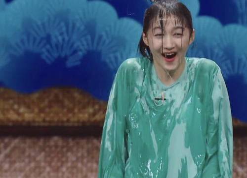 王牌剧本太明显，因嘉宾咖位太大不敢较真，关晓彤花花沈腾被淋成落汤鸡！