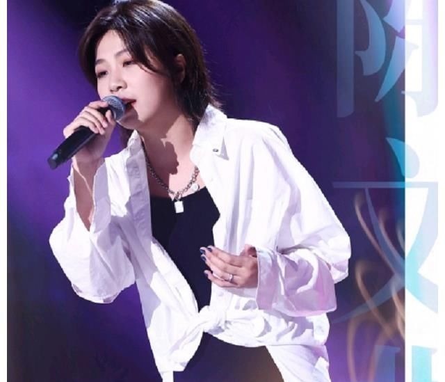 《好声音》李克勤鼓励女学员,回忆年轻时代,那英赞赏男选手-他太像梁博