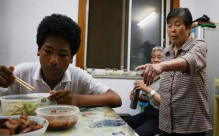 老人收养黑人弃婴20年,如今祖孙相互依靠,没有血缘却更胜亲人