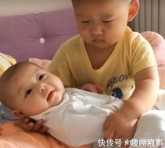 生无可恋|哥哥哄弟弟睡觉,结果把自己哄睡着了,弟弟表情生无可恋