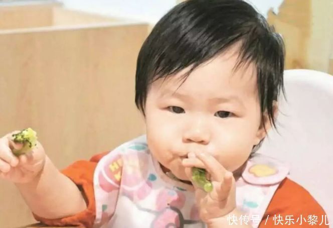 孩子几岁能吃大人饭？医生：不能太心急，不然孩子身体吃不消