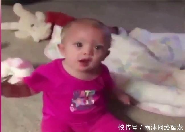 女儿|爸爸假装要抢女儿手里的钱, 2岁宝宝的反应萌翻了