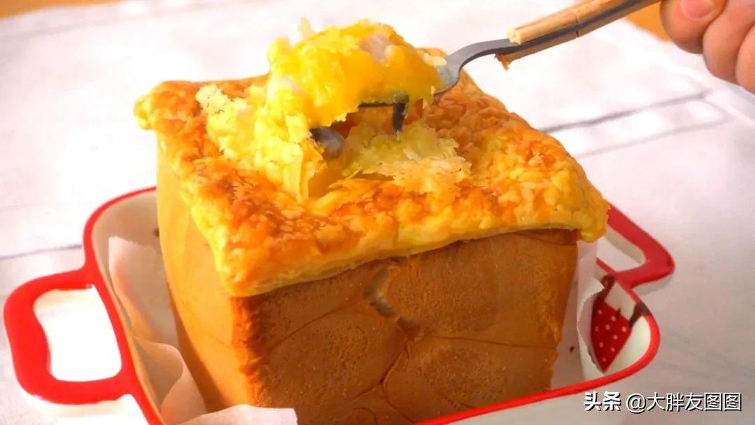 天冷了，煮个酥皮面包汤喝，喝完汤，吃浸满奶油汤汁的面包，满足