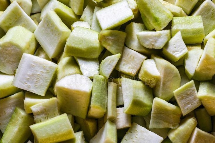 浸泡|做丝瓜汤,切记不要直接下锅,掌握这1步,汤鲜味美,颜色不变黑