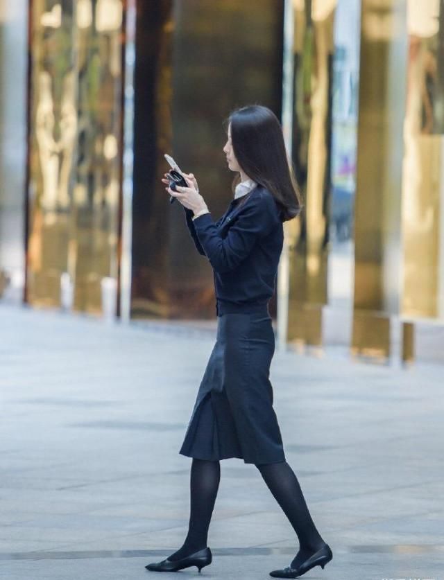 裙子美女全都穿成了黑色,希望全身没有一处黑的,反衬效果才好看