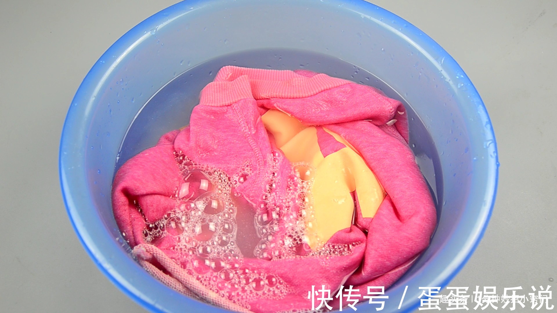 洗衣服前放一粒,不管衣服多脏,洗完立马干净,和新的一样