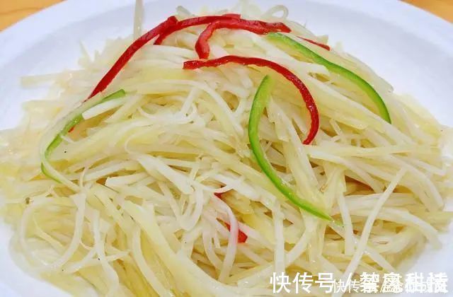 炒土豆丝前，用水冲洗是错误的？大厨教你3招，爽脆不粘锅！