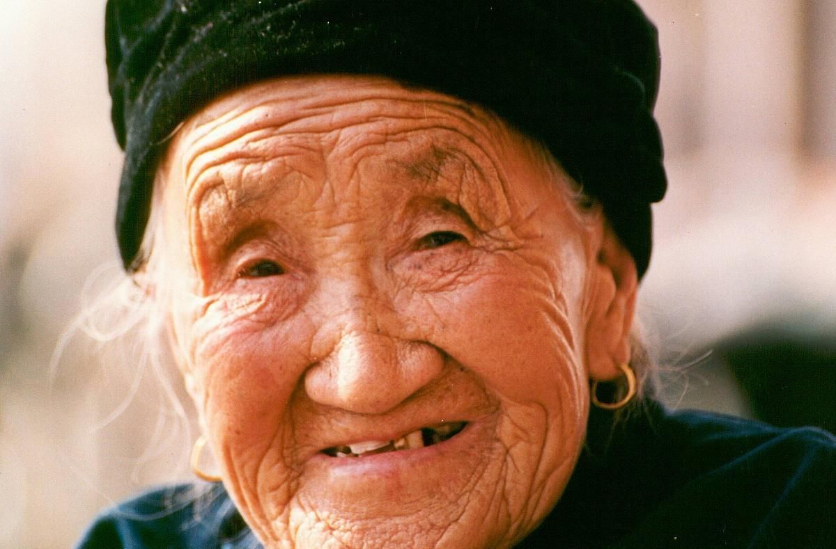 寿命长短能从走路看出来可能少数人才有,长寿老人基本都有