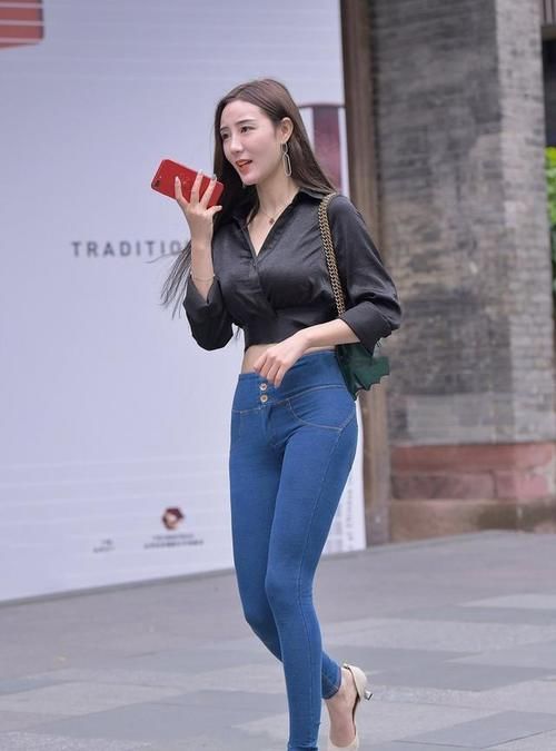 连体裤 美女脚上搭配着一双米白色的剪头高跟鞋，让整体看上去更加的精致