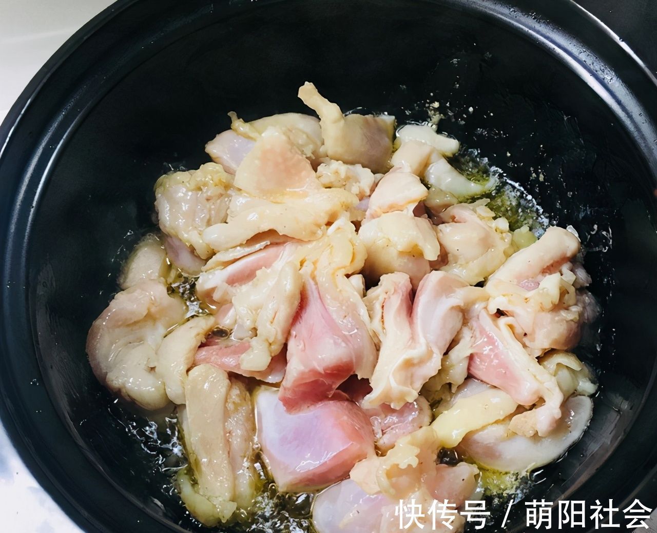 今日家常菜，大叔教你砂锅酸菜鸡，酸香开胃，微辣微麻，家人爱吃