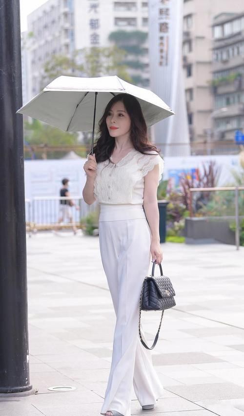 白色|米白色针织衫搭配白色长裤,成熟优雅,很适合性感成熟的少妇