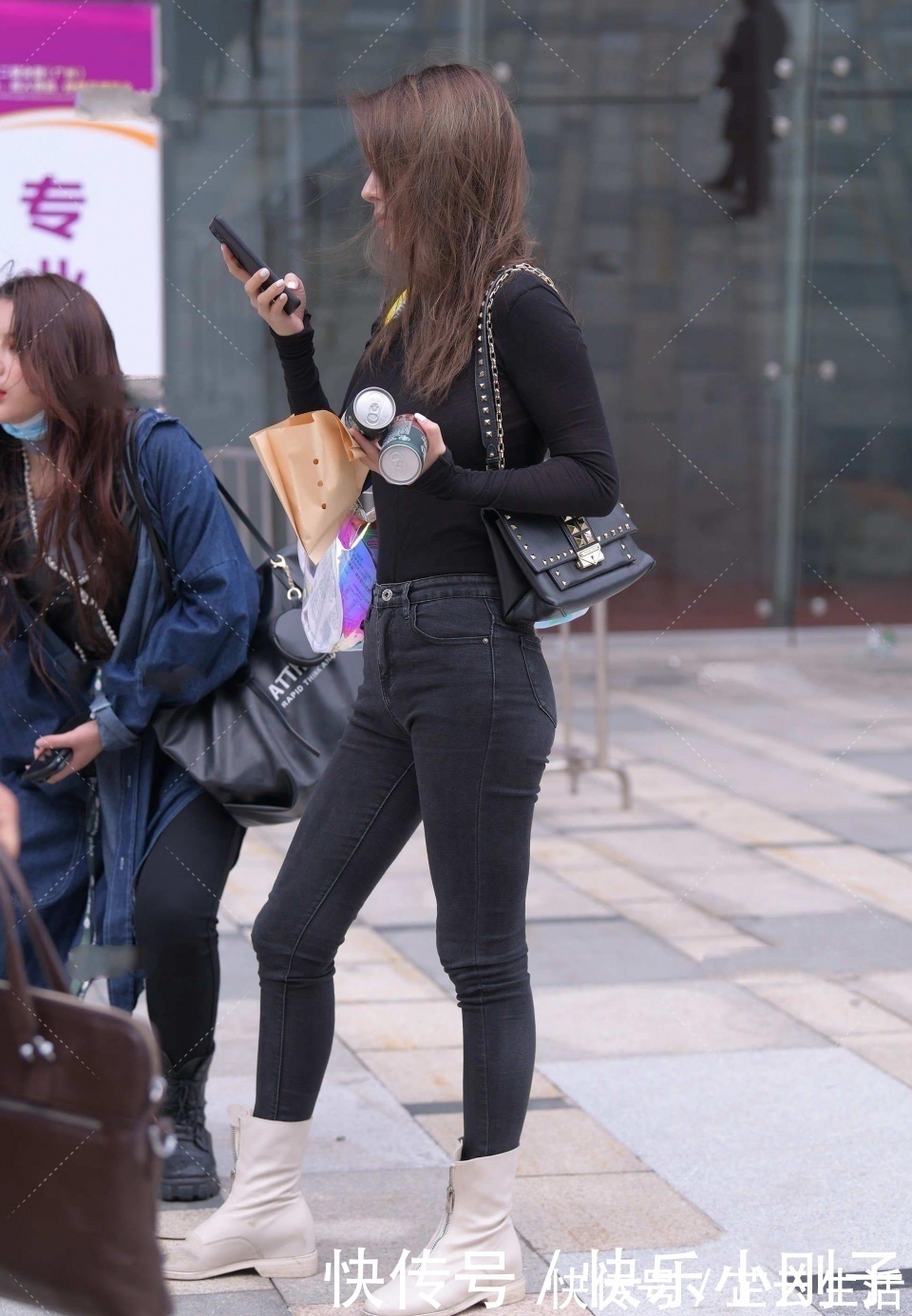 美女|在街头无意拍到的一幕,最后被这位美女暖到了,忙完一起吃个饭吧