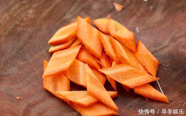  年夜饭里的下酒菜，腊肠炒蒜苗，新手小白也容易学会