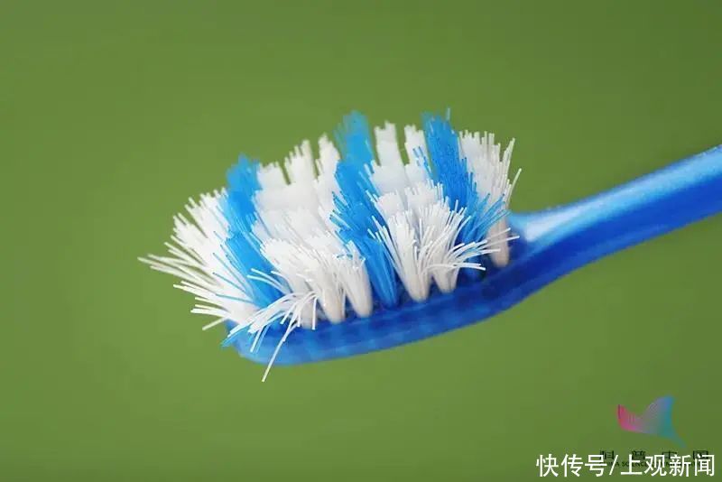 牙结石|警惕！这样刷牙不仅刷不干净，还毁牙！大多数人都做错了