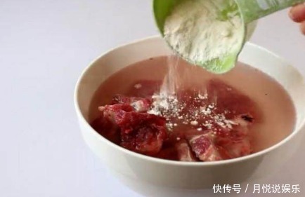 排骨别再用开水焯了,往水里放点它,血水和脏东西自动跑出来!