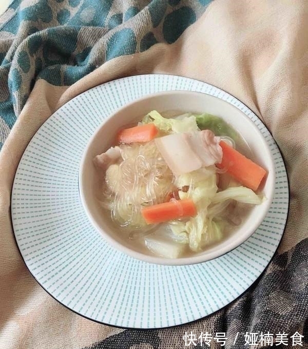 毛菜|白菜炖粉条,究竟先放粉条还是白菜?这么做简单又美味!