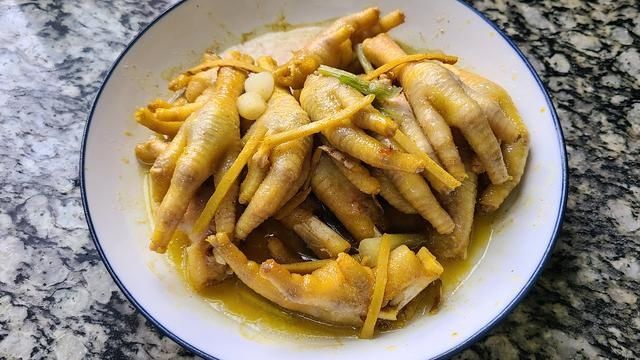 黄栀子|这样做的鸡爪太香了，软烂脱骨，一出锅浓浓的香味，好吃简单