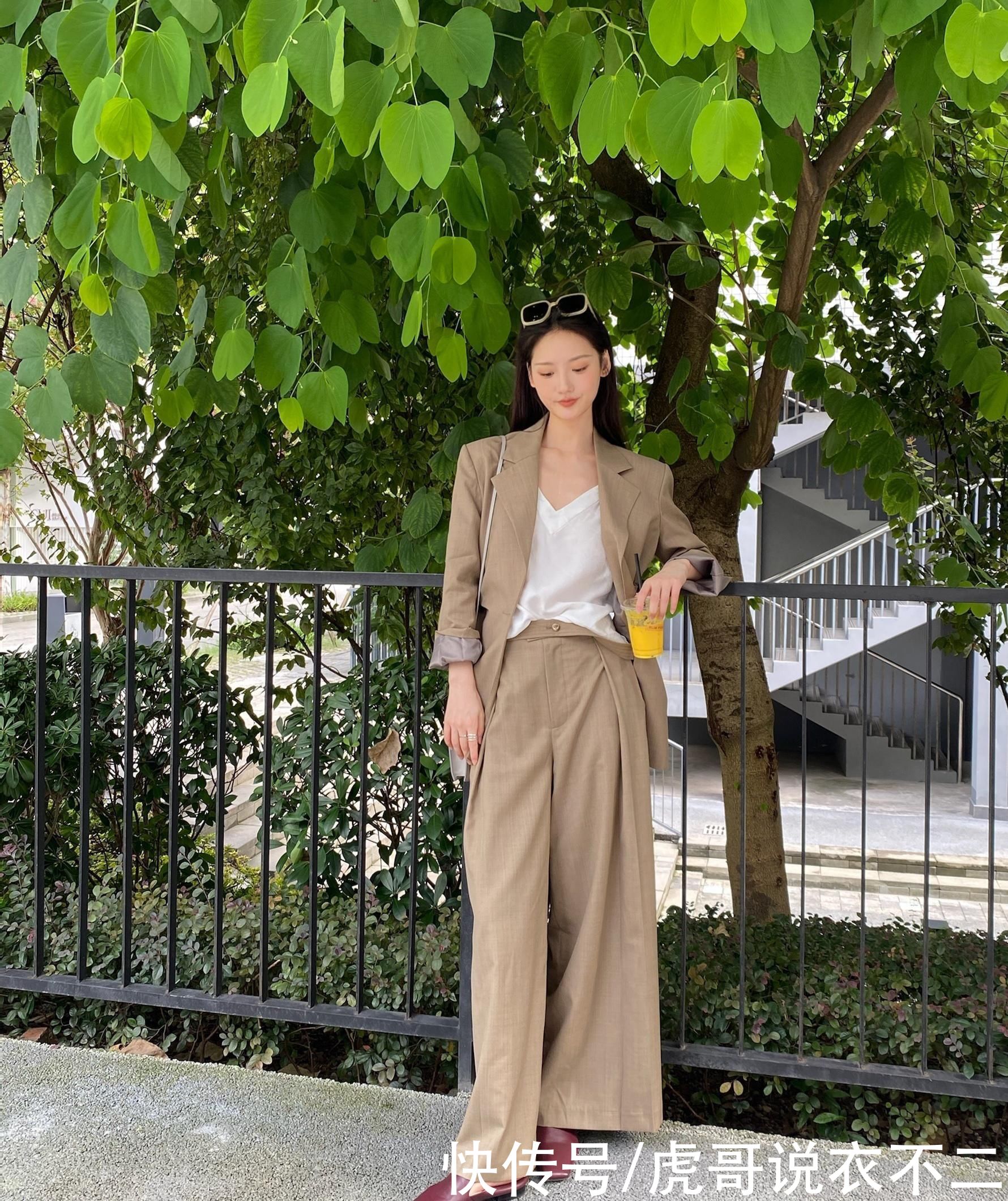 30岁女人更适合“知性风”穿搭，日常职场两不误，谁穿谁优雅