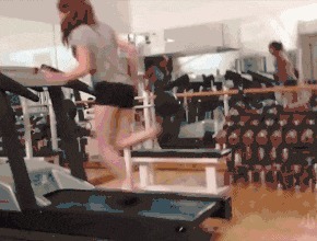 |搞笑GIF: 昨天领女友回家吃饭 全家人大气都不敢喘一下