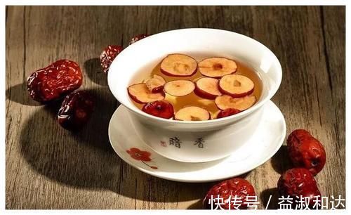 经血|女性月经期间，就算再喜欢，这四种水也都别碰，否则子宫会很遭罪