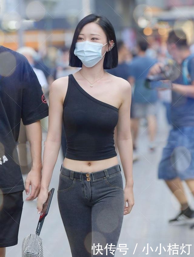 肩衣|黑背心与露脐牛仔裤搭配,轻松成了人群的焦点