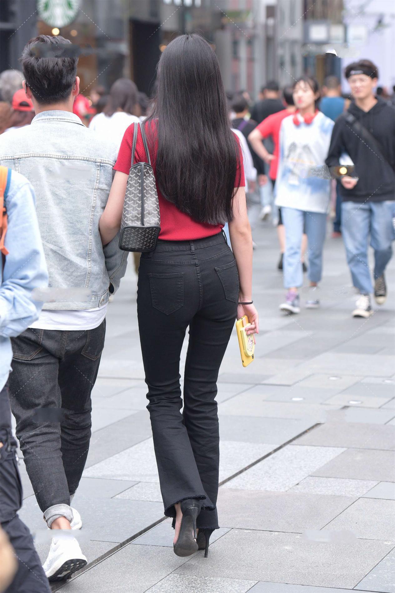 红色|当“高调红”遇上“低调黑”, 时髦感十足