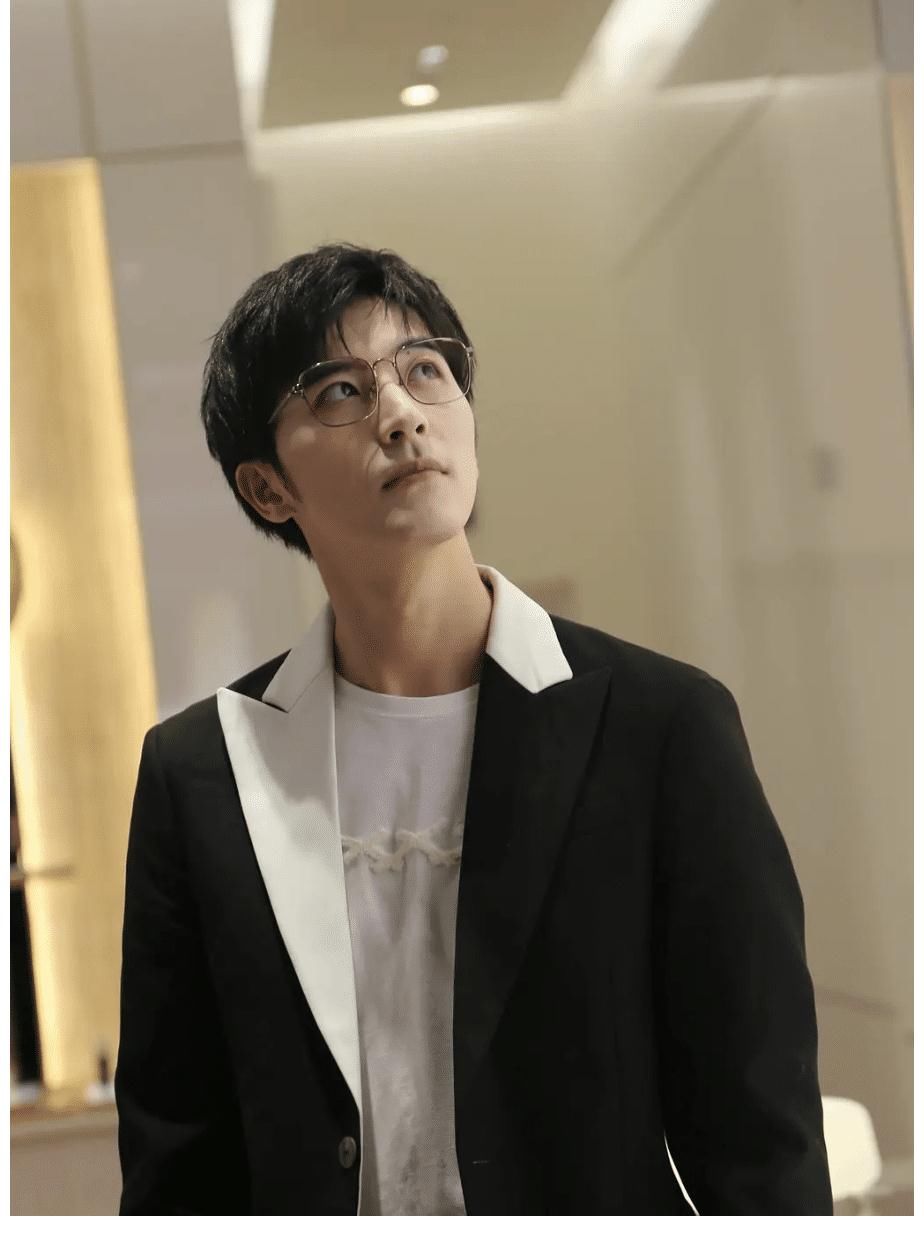 國子監(jiān)來了個(gè)女弟子|趙露思和徐開騁亮相《快樂大本營》，兩人同臺合唱，趙露思好嬌小