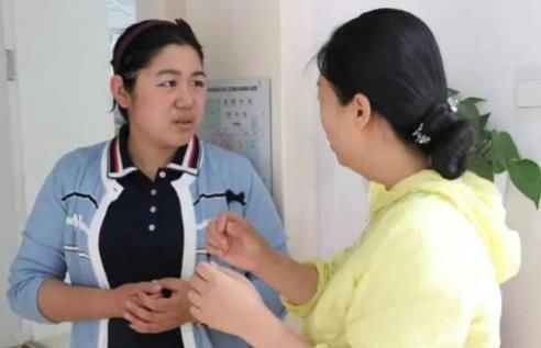 保姆进屋后察觉不对,抱起孩子撒腿就跑,事后家长奖励她2万元