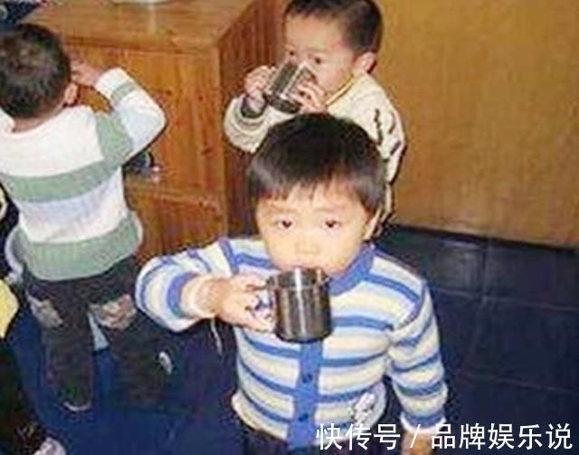 内幕|幼儿园给娃喂“红色水”,妈妈去校质问,知晓“内幕”后羞愧不已