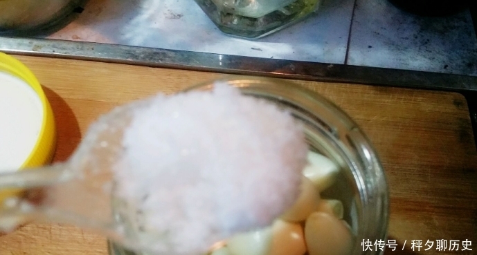 腌腊八蒜|泡腊八蒜,直接加醋是大错!多做一步,一晚就变绿,酸辣又香脆!