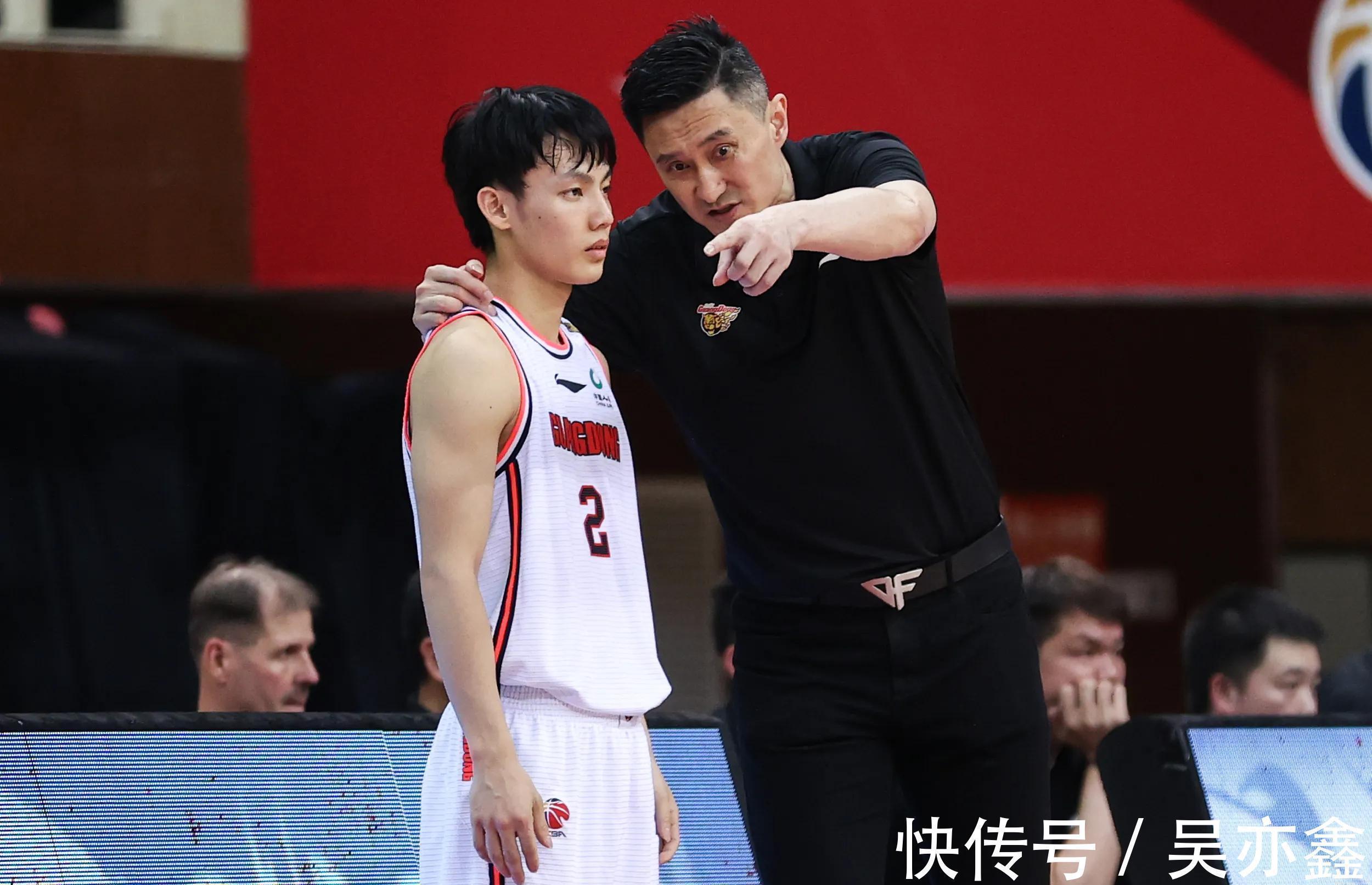 cb徐杰拉低CBA高度吗?路人王表示打爆徐杰,曹芳嘲笑徐杰赚钱太少