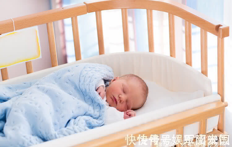 宝宝|1岁宝宝摔下床,奶奶一个大意的举动让娃停止呼吸,父母需重视