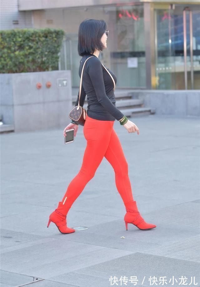 穿搭 橘红色瑜伽裤太辣眼睛,挑战最奇葩的穿搭,好在美女身材不错