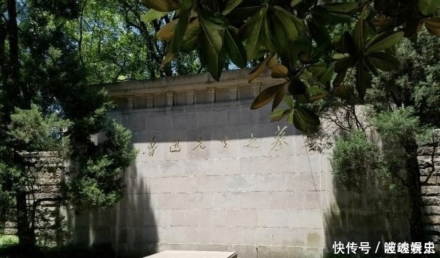 鲁迅葬礼老照片国母主持葬礼,16位大佬来抬棺,送行队伍几十里
