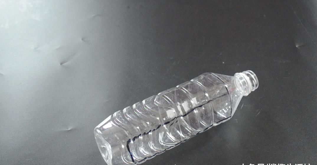 用处|喝完的塑料瓶不要扔, 剪几刀, 放在家里有大用处, 人人见了都夸好