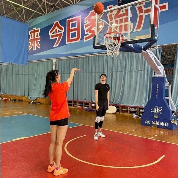 吴冠希|鼓励!老公吴冠希为张常宁庆生:养好伤病,江苏女排队长仍需努力