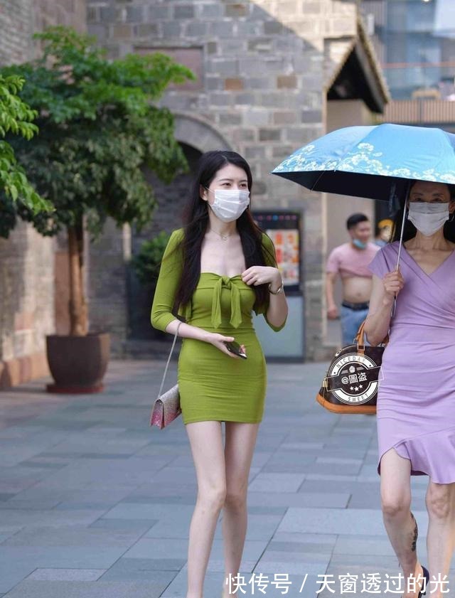 连衣裙 美女一袭简约的连衣裙,搭配风格要追求别具一格,走在街头