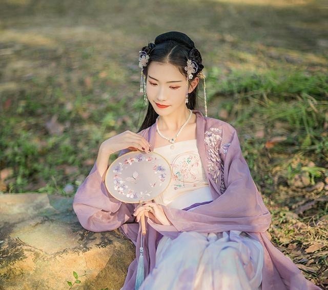 可可@汉服娘到小摊上买东西,老板“衣服很好看,就是长得不好看!”