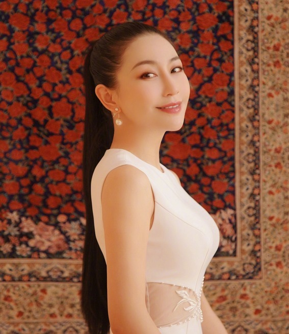 因婚纱设计被关注,诸多女星的好友,兰玉到底有多大魅力?